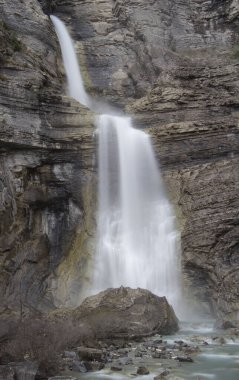 Kaya duvarları arasında büyük şelale.