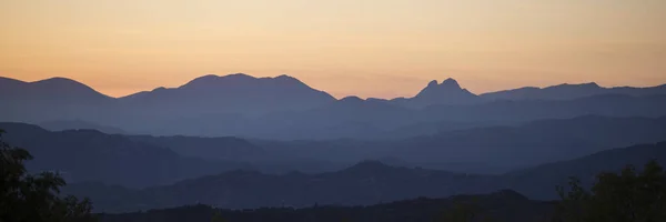 Panoraama Siluetti Vuorten Vastaan Oranssi Taivas Vaakasuorassa — kuvapankkivalokuva