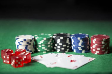 Çipler, kartlar ve zarlar masada poker oynamak için..