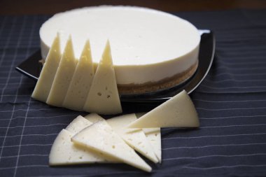 Peynir dekorasyonlu peynirli kek. Gastronomi kavramı.