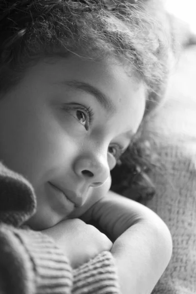 Portrait Une Fille Allongée Sur Canapé Noir Blanc Photographie Horizontale — Photo