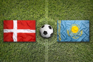 Kazakistan vs Danimarka futbol sahası üzerinde bayraklar