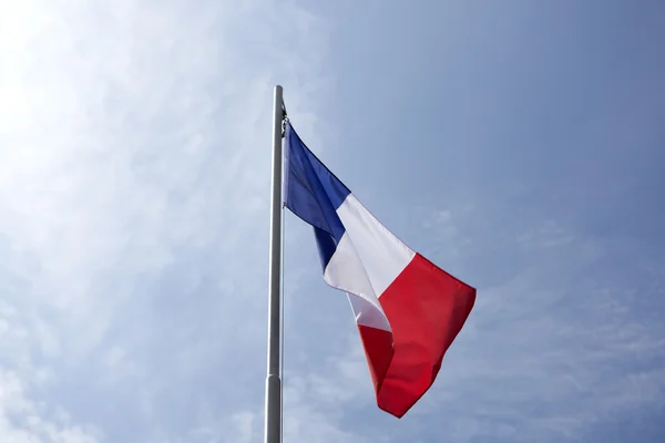 Εθνική σημαία της Γαλλίας σε ένα κοντάρι σημαίας — Φωτογραφία Αρχείου