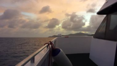 Gün batımında, Seyşel Adaları Hint Okyanusu üzerinde gemi