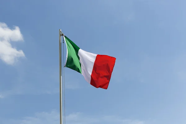 Εθνική σημαία της Ιταλίας σε ένα κοντάρι σημαίας — Φωτογραφία Αρχείου