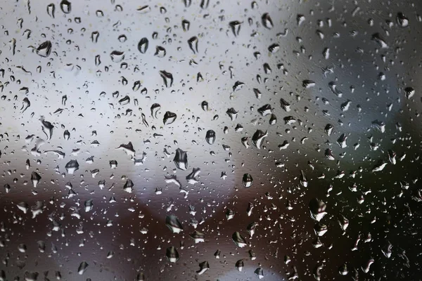 Cae lluvia sobre una ventana — Foto de Stock