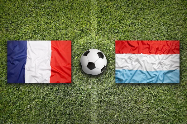 フランス対ルクセンブルク サッカー フィールドにフラグを設定します。 — ストック写真