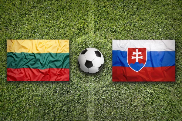 Litauen vs Slovakien flaggor på fotbollsplan — Stockfoto