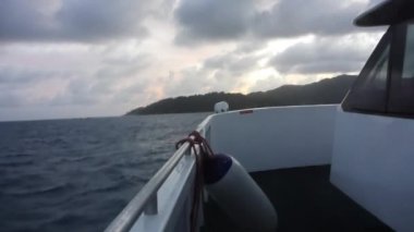 Gün batımında, Seyşel Adaları Hint Okyanusu üzerinde gemi