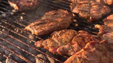 Akşam ışığı ile barbekü ızgara