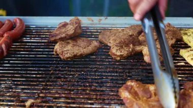Bir barbekü ızgara et döndürmek