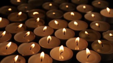 Mum ışıkları karanlık bir arka plan üzerinde