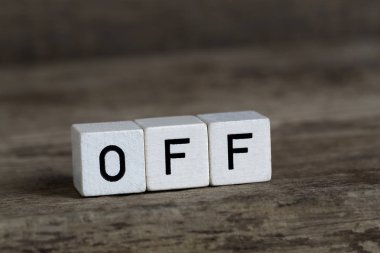 Kapalı, küpleri içinde yazılı