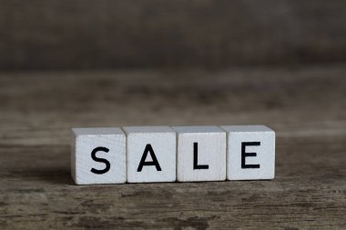 Satış, küpleri içinde yazılmış