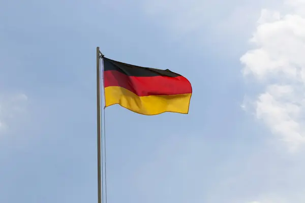 Bandera nacional de Alemania en asta de bandera — Foto de Stock