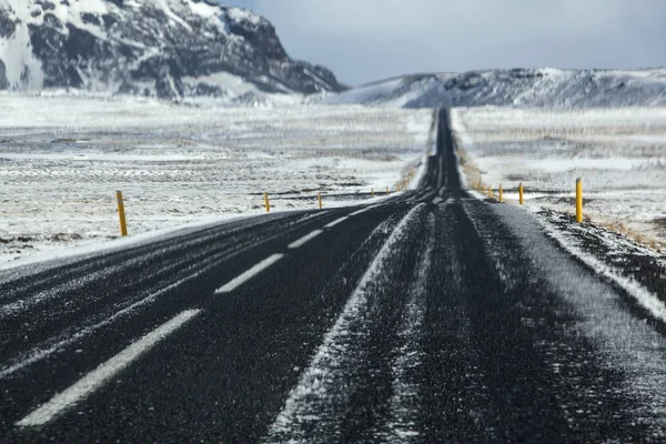Влажная и скользкая дорога в Исландии, зима — стоковое фото