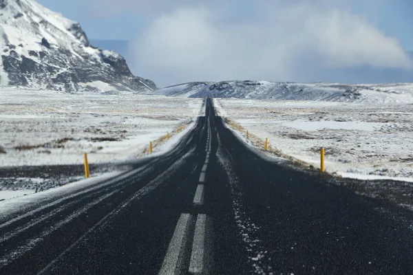 Влажная и скользкая дорога в Исландии, зима — стоковое фото