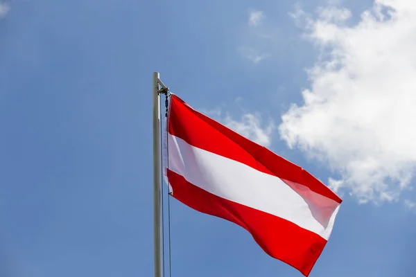 Флаг Австрии на флагштоке — стоковое фото