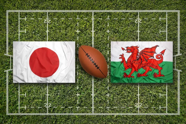 Japón vs. Gales banderas en el campo de rugby — Foto de Stock