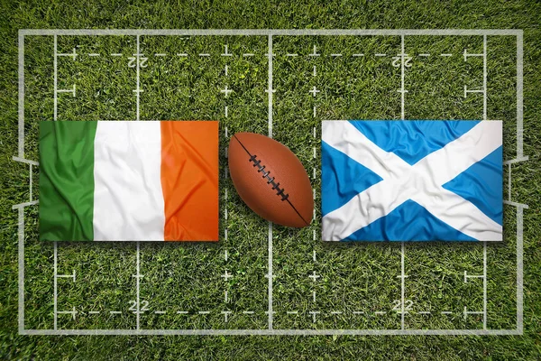 Sverige vs Skottland flaggor på rugby fält — Stockfoto