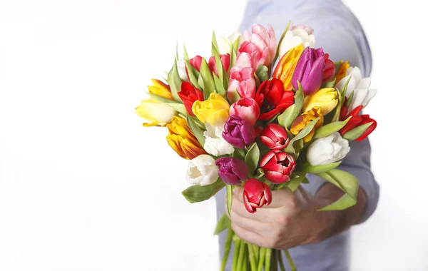 Mão masculina com buquê de tulipas, isolado — Fotografia de Stock