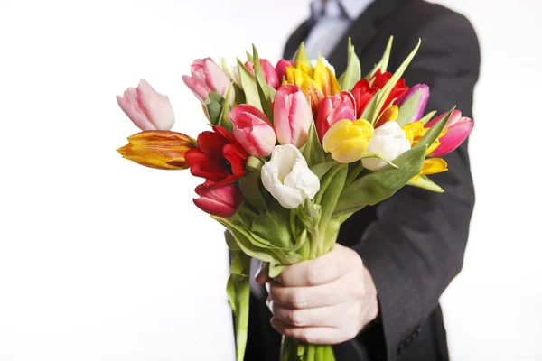 Mão masculina com buquê de tulipas, isolado — Fotografia de Stock