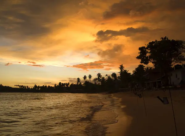 Paisagem tropical do pôr do sol na praia — Fotografia de Stock