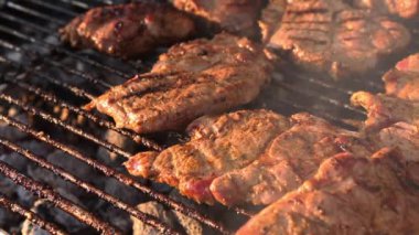 Barbekü ızgara et gün batımında