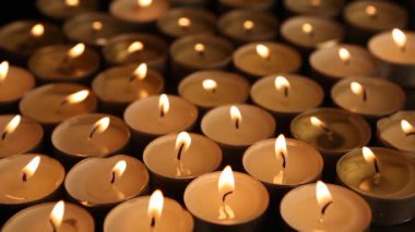 Mum ışıkları karanlık bir arka plan üzerinde