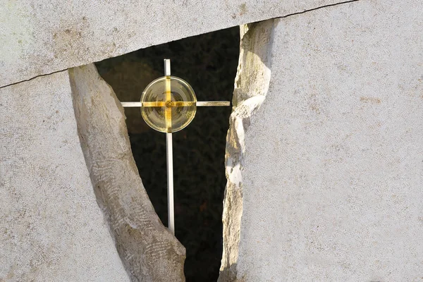 Altın haç ve bir mezar taşı — Stok fotoğraf