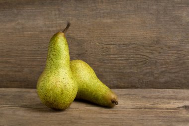 Ahşap zemin üzerinde armutlar