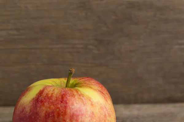 Apple auf Holzgrund — Stockfoto