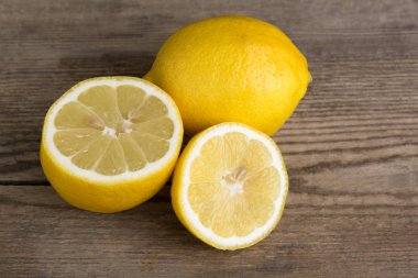 ahşap zemin üzerine limon