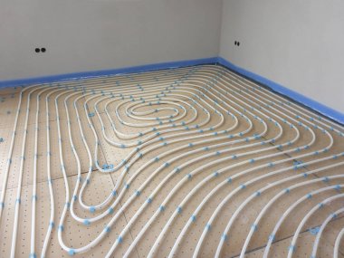 Yerden ısıtma sistemi yeni bir evde