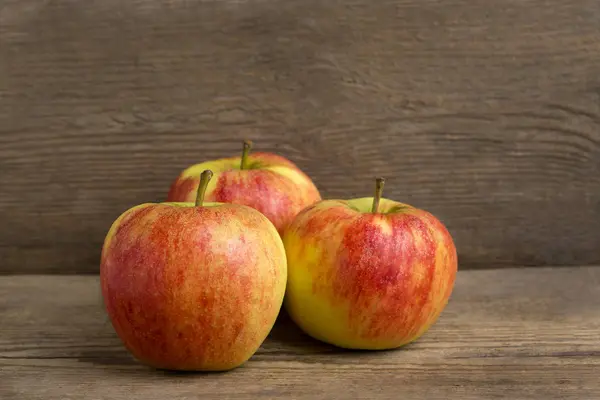 Pommes saines sur fond en bois — Photo