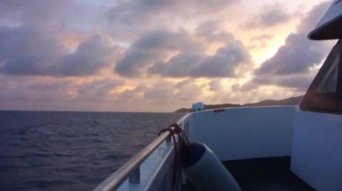 Gün batımında, Seyşel Adaları Hint Okyanusu üzerinde gemi