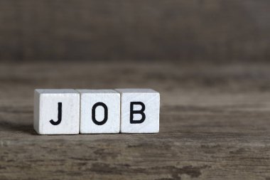 İş, küpleri içinde yazılı    