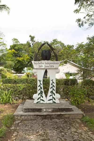 Independence monument, Praslin island — Stock Photo, Image