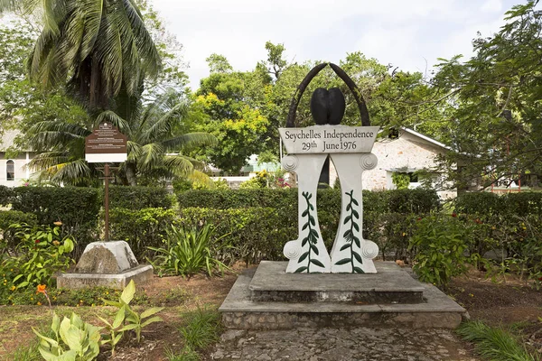 Independence monument, Praslin island — Stock Photo, Image