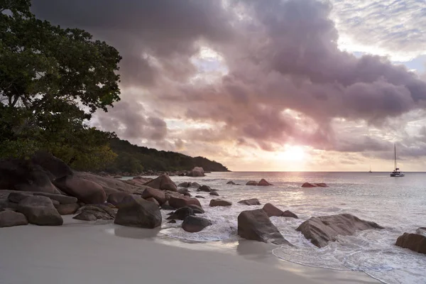 Sonnenuntergang bei anse lazio, Seychellen — Stockfoto