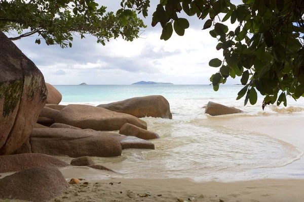 Vue sur la plage tropicale à Anse Lazio, Seychelles — Photo