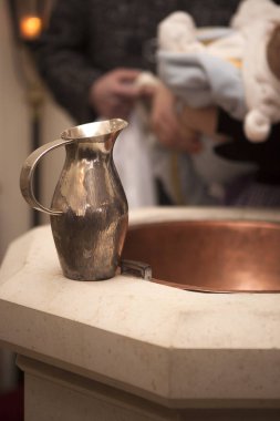 Kilisede vaftiz yazı tipi