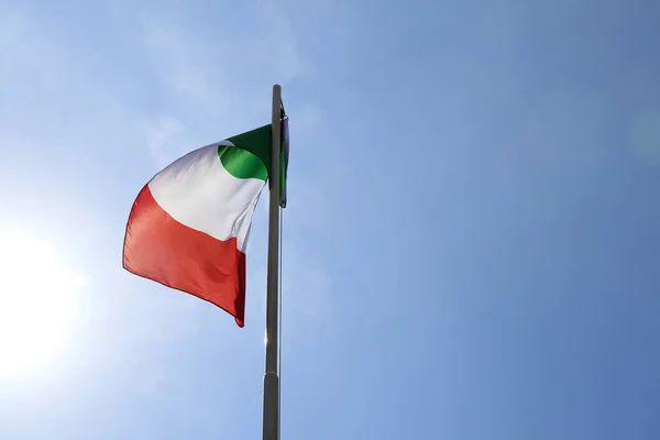 Bandiera nazionale d'Italia su un pennone — Foto Stock