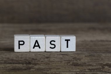 Geçmiş, küpleri içinde yazılı    