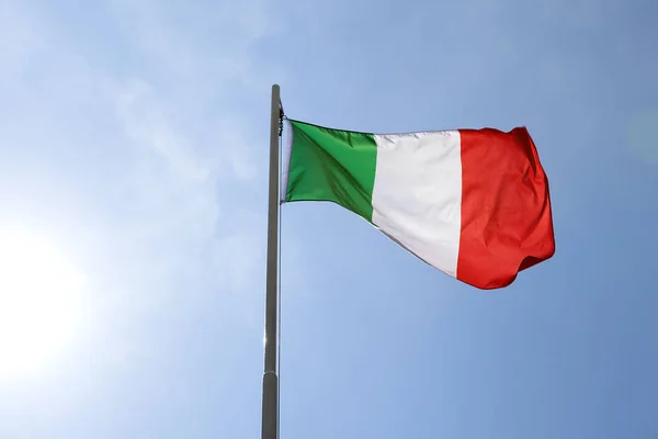 Bandiera nazionale d'Italia su un pennone — Foto Stock