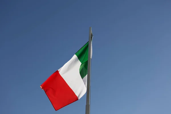 Bandiera nazionale d'Italia su un pennone — Foto Stock