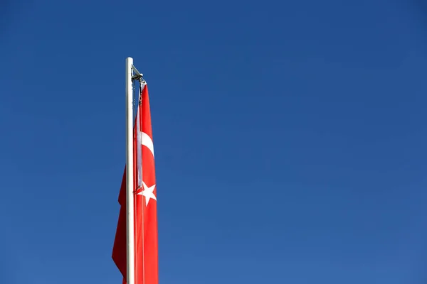 Türkiye'nin ulusal bayrağını bir bayrak direği — Stok fotoğraf