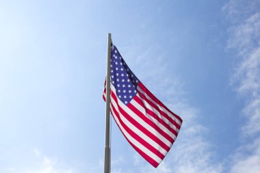 Amerika Birleşik Devletleri bayrağı bayrak direği üzerinde