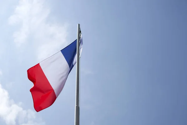 Bandeira nacional da França em um mastro de bandeira — Fotografia de Stock