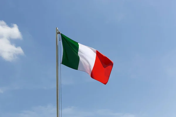 Bandiera nazionale d'Italia su un pennone — Foto Stock